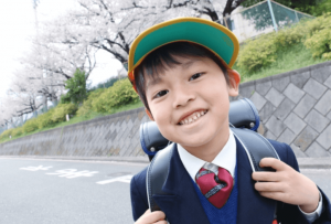 笑顔の小学生